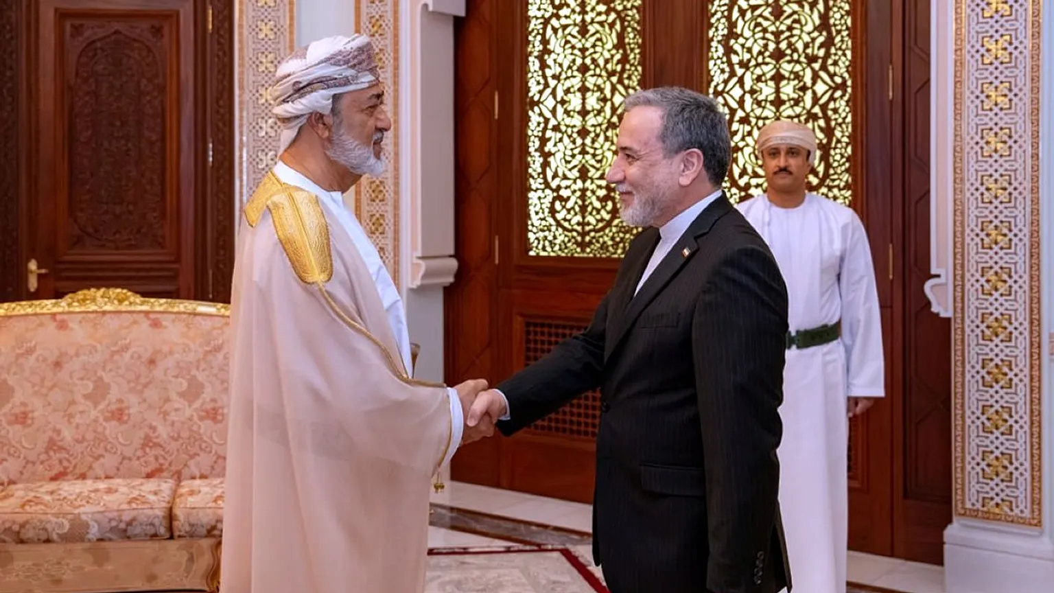 الغارديان: واشنطن تضغط على عُمان لإنهاء قنوات التواصل مع إيران