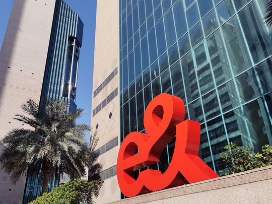تقرير: "إي آند" الإماراتية تعيد توجيه بوصلتها نحو الاتصالات وتتخلى عن استراتيجية التوسع العالمي