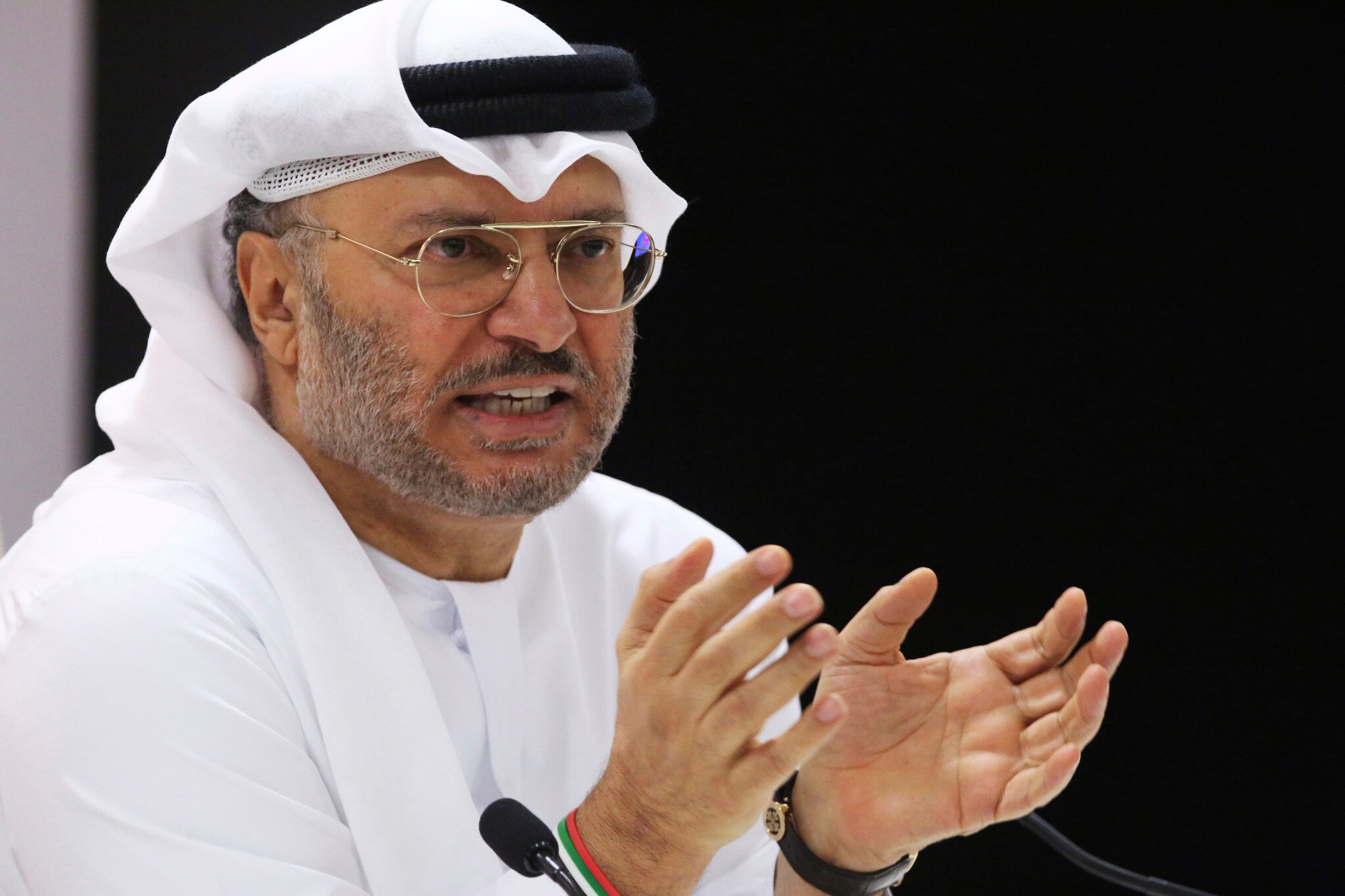 أنور قرقاش يتساءل عن غياب الدعم العربي والإسلامي للخليج في مواجهة “العدوان الإيراني”