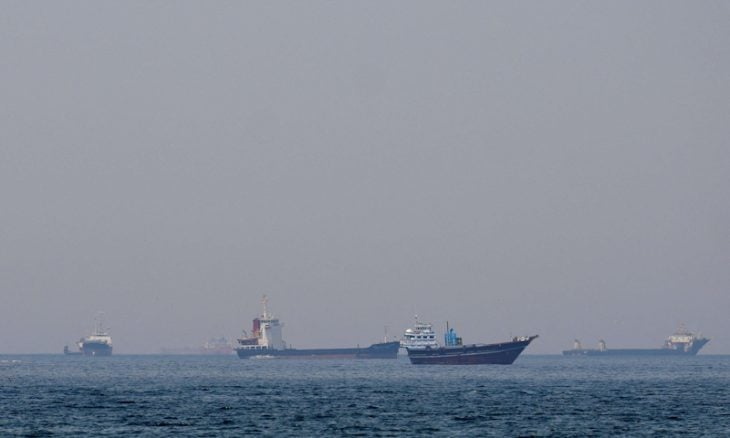إيران تُهاجم سفينة تبحر شمال سلطنة عمان