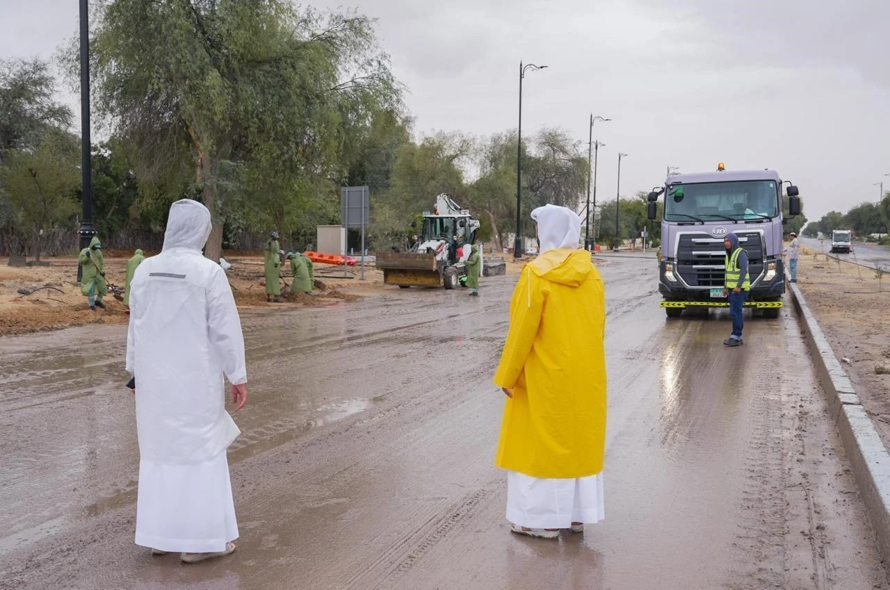 بلدية الظفرة تتعامل مع 420 بلاغاً متعلّقاً بالأمطار خلال 12 ساعة وتستعيد انسيابية الحركة بالكامل