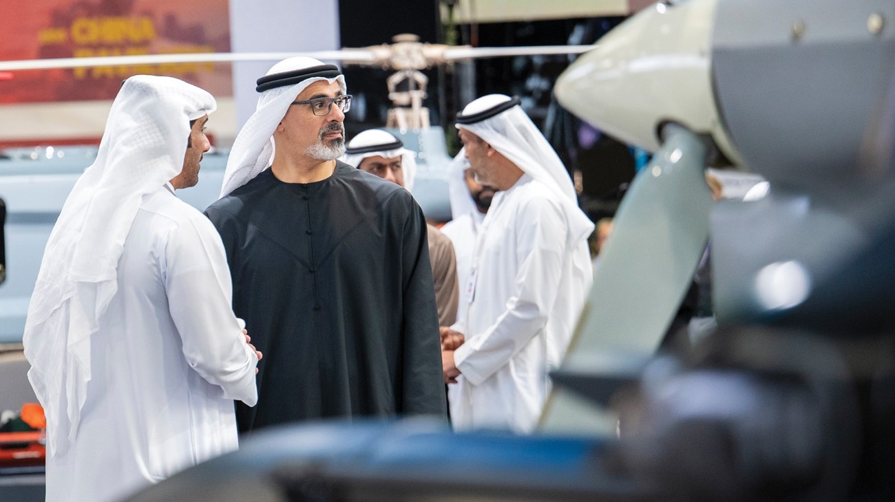 هل تعكس زيارة ولي عهد أبوظبي إلى الصين توجهاً إماراتياً جديداً لإعادة ترتيب التحالفات؟