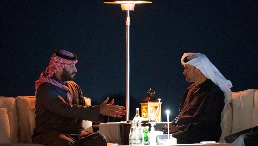 ميدل إيست آي: التاريخ والأيديولوجيا والنفوذ الإقليمي تؤجج الخلاف بين الرياض وأبوظبي