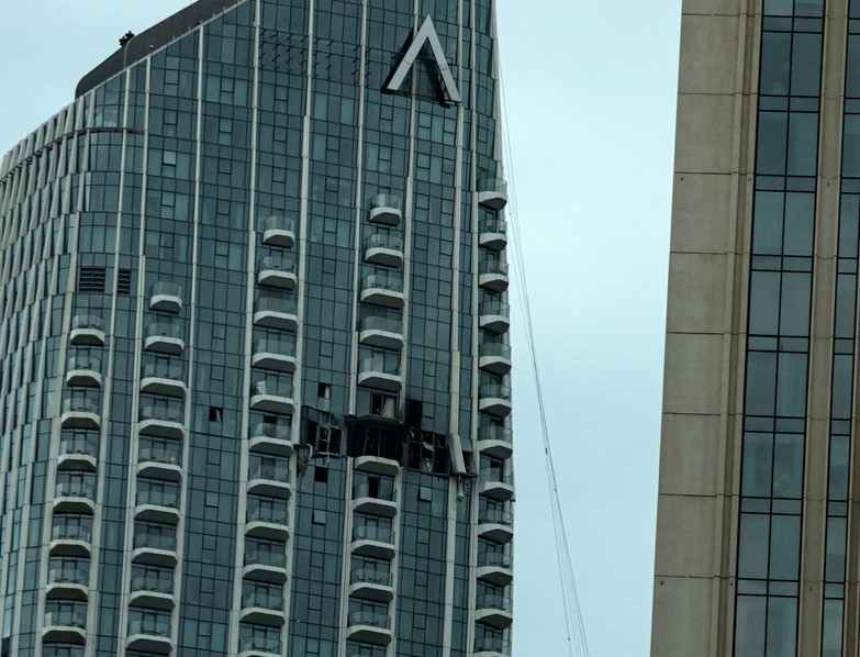 انفجارات وتصاعد دخان كثيف في دبي