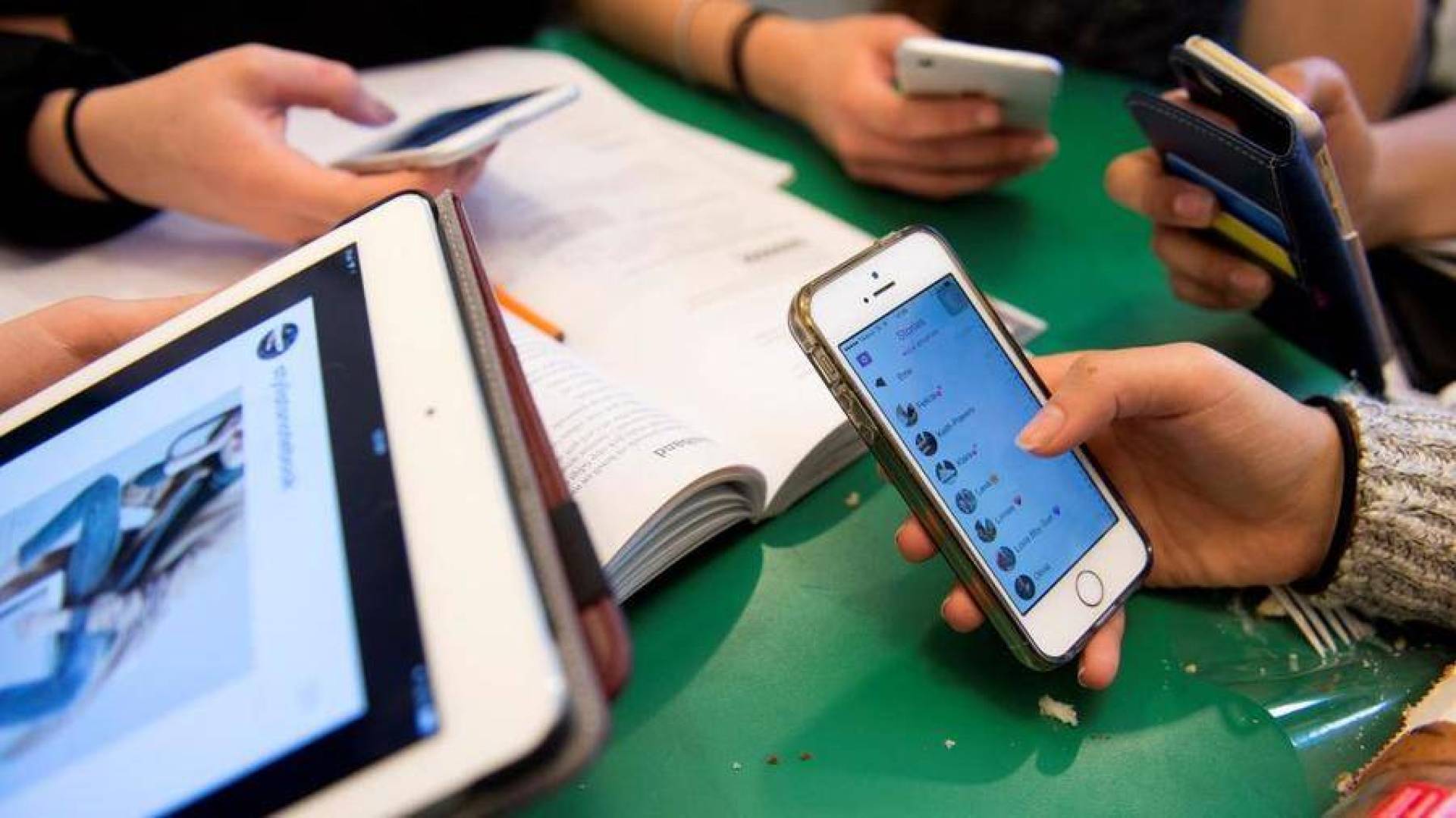 الإمارات تحدد أدنى سن لاستخدام وسائل التواصل الاجتماعي عند 15 عاماً