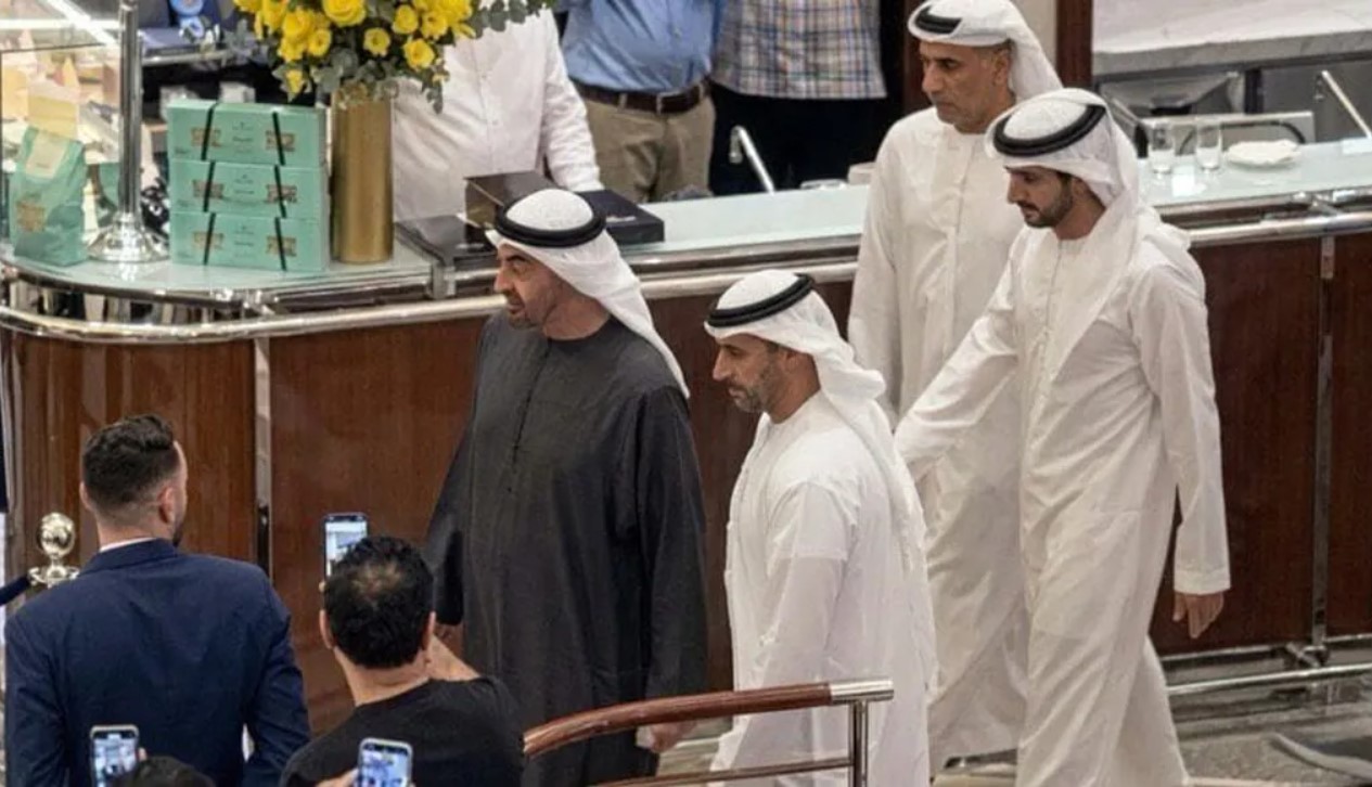 رسالة طمأنة.. محمد بن زايد يتجول في مول دبي رفقة وزير الدفاع
