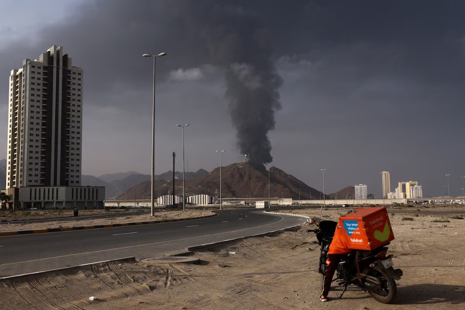 حريق محدود في الفجيرة بعد اعتراض مسيّرة.. وإيران تهدد باستهداف موانئ ومواقع بالإمارات