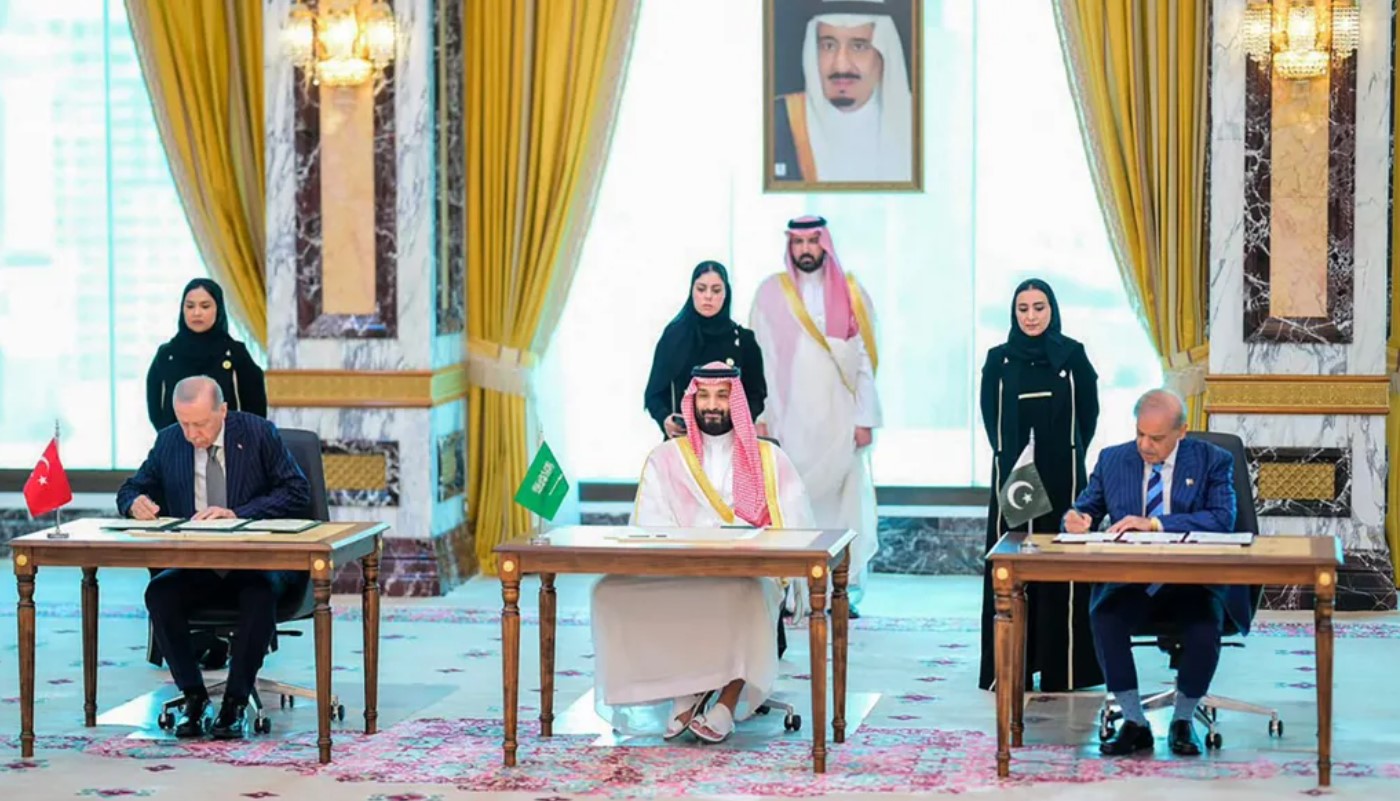 "فقيرة وأمّية".. عبدالخالق عبدالله يسخر من باكستان على خلفية اتفاق مكة