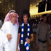 استقبال كبير من جماهير الهلال السعودي للاعب عموري لدى وصوله الرياض