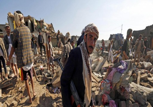كاتب خليجي يزعم توريط أبوظبي للرياض في حرب اليمن
