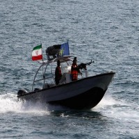 إيران تختطف زورقا إماراتيا وتعتقل ركابه