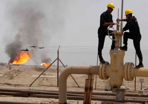 النفط ينخفض لكن التوتر بمنطقة الخليج يدعمه