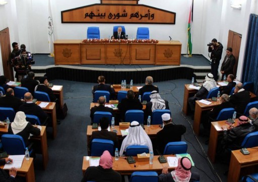 المجلس التشريعي يُقر نزع الأهلية السياسية عن عباس