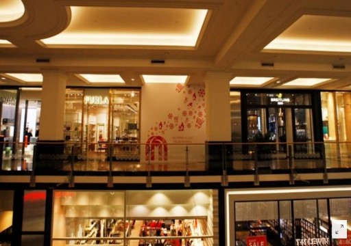 متسوقو دبي الميسورون يشدون الأحزمة وكبرى المراكز التجارية شبه خاليه