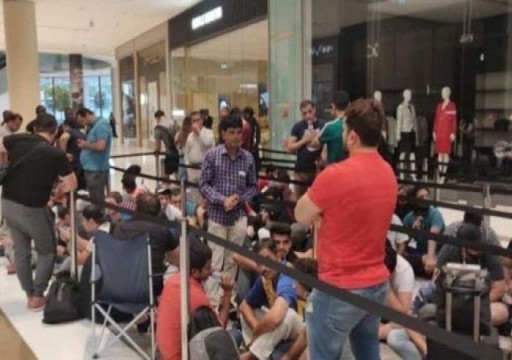 إقبال كبير وطوابير أمام متاجر "أبل" في دبي وأبوظبي لشراء "آيفون11"