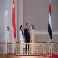 محمد بن راشد يستقبل الرئيس الصيني وقرينته في أبوظبي