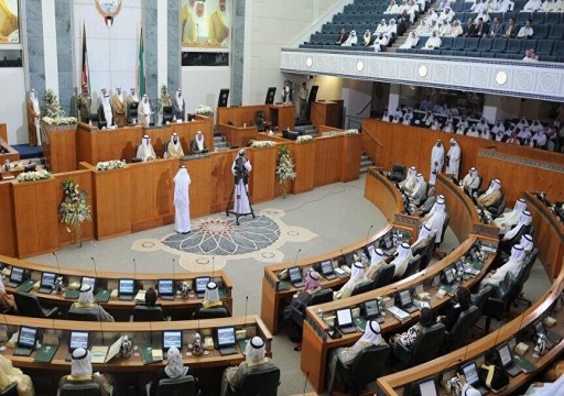 الخلاف يحتدم بين الحكومة الكويتية وغالبية النواب حول موعد أول جلسة للبرلمان
