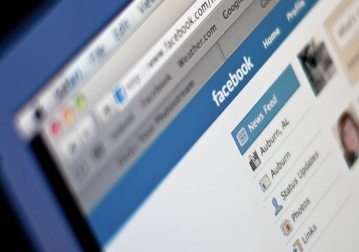 "فيسبوك" تحذف حسابات شخصيات أمريكية متطرفة