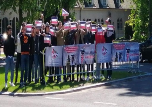 نشطاء يعتصمون أمام سفارة الإمارات في بروكسل احتجاجا على تدخلها بالسودان