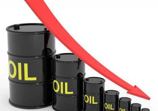 تراجع أسعار عقود النفط متأثرة ببيانات أمريكية سلبية
