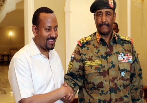 قرقاش ودحلان يجريان زيارة خاطفة للخرطوم استباقا لوساطة رئيس الوزراء الإثيوبي