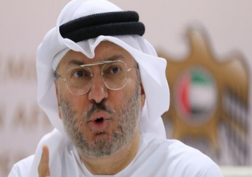 قرقاش يهاجم وزير خارجية إيران بسبب تصريحاته عن "رموز الإمارات"
