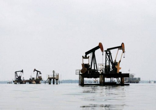 النفط ينزل مع زيادة المخزونات الأمريكية وتوقعات خفض الإنتاج