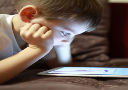 دراسة: قضاء الأطفال وقتا طويلا أمام شاشات الأجهزة الإلكترونية يضعف التعلم اللغوي