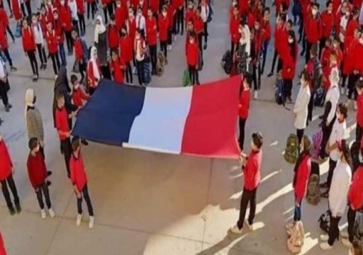 طلاب في مصر يثيرون ضجة بعد رفع علم فرنسا بالخطأ