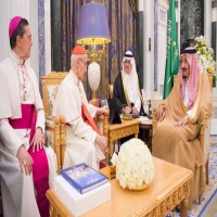 العاهل السعودي يستقبل رئيس المجلس البابوي للحوار بين الأديان
