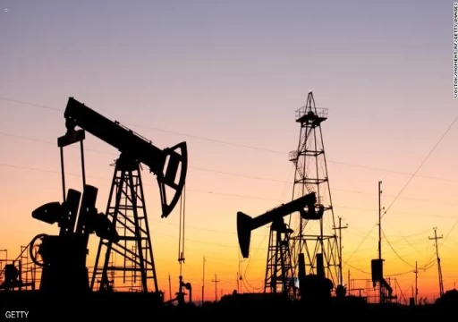 النفط يعوض خسائره وخام غرب تكساس عند مستوى 100 دولار للبرميل