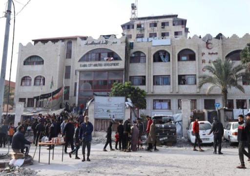 جيش الاحتلال يحتجز كافة مركبات الإسعاف ويحاصر مستشفيات خان يونس