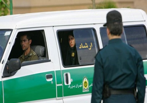 منظمة حقوقية: الشرطة الإيرانية تعتدي على طالبة وتفقدها الوعي بسبب ملابسها