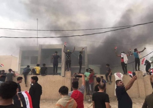 متظاهرون يضرمون النيران بـ5 مقار للحشد الشعبي جنوبي العراق‎