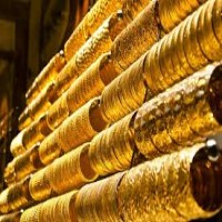 الذهب يتراجع قليلا بالتزامن مع انخفاض الدولار لأدنى مستوى في أسبوعين