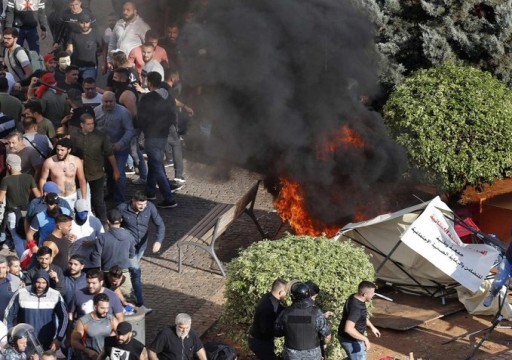 لبنان.. إحراق خيام المحتجين في بيروت والحريري يقدم استقالته