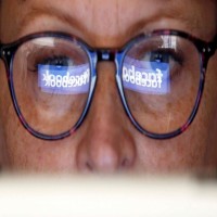 «فيسبوك» توظف مدققين لمواجهة الأخبار الكاذبة