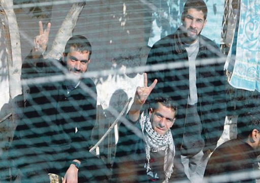 50 معتقلا فلسطينيا في سجون الاحتلال يضربون عن الطعام