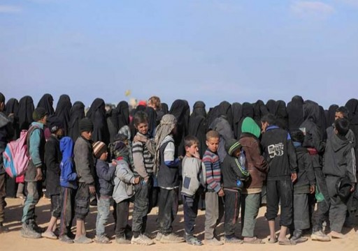 استسلام المئات من أعضاء تنظيم “داعش” في جيب بشرق سوريا