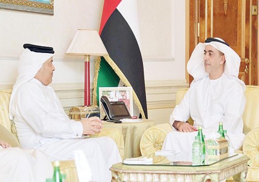 سيف بن زايد يلتقي رئيس الأمن العام البحريني
