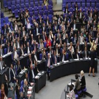البرلماني الألماني يدرس حظر بيع السلاح لأبوظبي والرياض