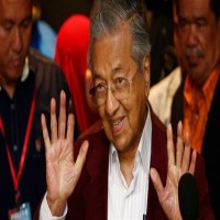 منع رئيس الوزراء الماليزي السابق من السفر ومهاتير محمد يعين وزراء