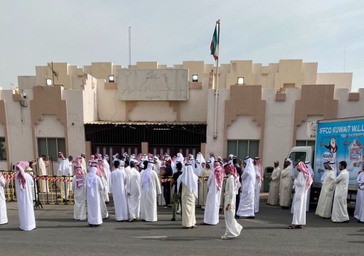 الكويتيون يتوجهون إلى مراكز الاقتراع لانتخاب أعضاء مجلس الأمة
