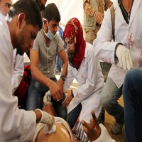 استشهاد طبيبة وإصابة 100 فلسطيني في مسيرات "العودة" بغزة