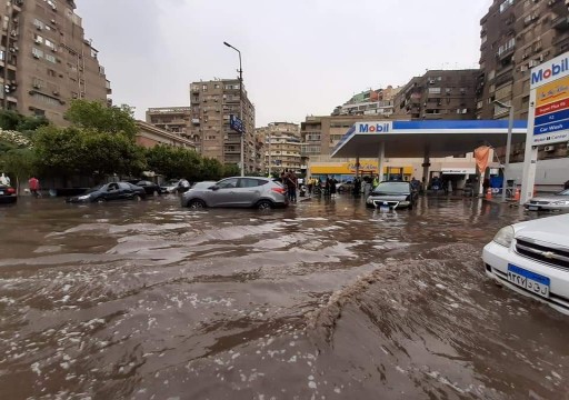 مصر.. ارتفاع الوفيات وتعطيل الملاحة والدراسة بسبب الأمطار الغزيرة