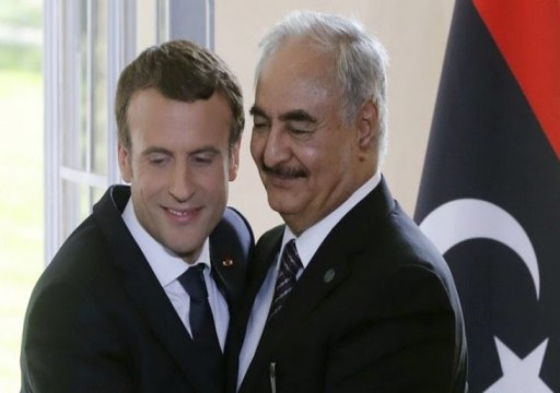 ماكرون يجري اتصالا بمحمد بن زايد.. ولهذا تدعم باريس أبوظبي في ليبيا!