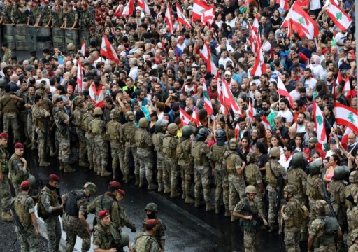 اللبنانيون يفترشون الشوارع رغم محاولة الجيش فتح بعض الطرق بالقوة