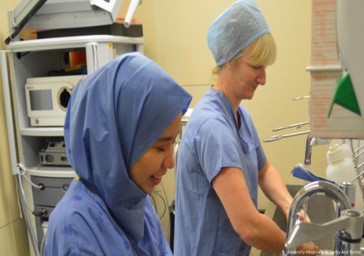 طبيبة ماليزية مسلمة تطور "حجاب معقم" لغرف العمليات في بريطانيا