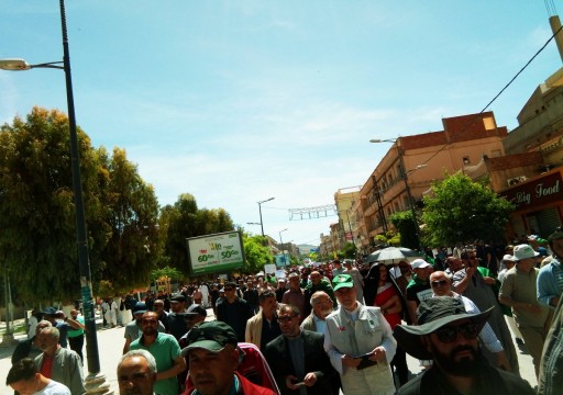 عشرات الآلاف من المحتجين يطالبون بإزاحة النخبة الحاكمة في الجزائر