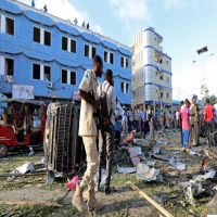 مقتل 14 شخصاً في انفجار خارج فندق بالعاصمة الصومالية